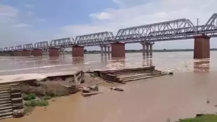 कालपी: बांधों से छोड़े गए पानी के बाद कालपी में यमुना का जलस्तर बढ़ा, मडराने लगा बाढ़ का खतरा, प्रशासन ने जारी किया बुलेटिन