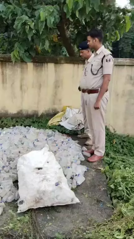 डगमारा थाना परिसर में अंचलाधिकारी निर्मली,मधनिषेध सुपौल के उपस्थिति में 658 ली० देसी नेपाली शराब का विनष्टीकरण किया गया।