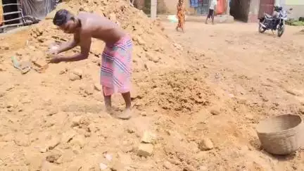 বিনপুর ২: পেশায় দিনমজুর বেলপাহাড়ীর বাসিন্দা, অতি বর্ষনের কারণে ভেঙ্গে পড়েছে মাটির তৈরী বাড়ি, রয়েছেন চরম সমস্যায়