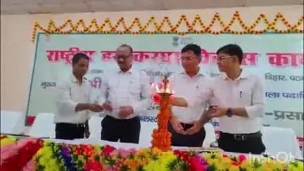 बांका: राष्ट्रीय हस्तकरघा विकास कार्यक्रम के तहत नगर भवन में डीएम ने क्रेता विक्रेता सम्मेलन का किया शुभारंभ