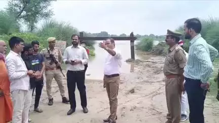 ज्ञानपुर: भदोही में गंगा नदी का जलस्तर बढ़ा, डीएम और एसपी ने डेंगुरपुर क्षेत्र का किया निरीक्षण