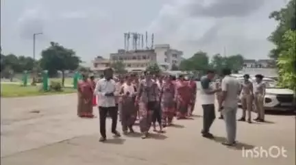 ખંભાળિયા: દ્વારકા જિલ્લા ના ભાણવડ તાલુકાની  આંગણવાડી ની મહિલાઓ ખંભાળિયા પ્રાંત કચેરીએ પહોંચી.
BLO ની કામગીરી નો વિરોધ#jansamasya