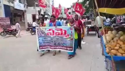 గిద్దలూరు: గిద్దలూరులో సిఐటియు ఆధ్వర్యంలో పట్టణంలో మున్సిపల్ కార్మికులు నిరసన ర్యాలీ, డిమాండ్లు నెరవేర్చాలని ప్రభుత్వానికి డిమాండ్