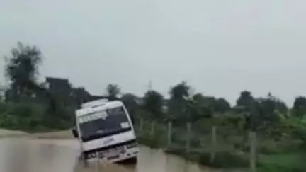 चौमूं: चोंमू के NH-52 पर वीर हनुमान पुलिया के पास गहरे गड्डे में बच्चों से भरी स्कूल बस फंसी, मची चीख-पुकार