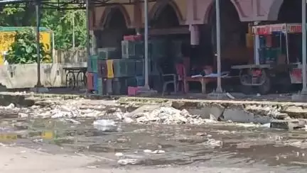 कौंच: कोंच सब्जी मंडी परिसर में फैली भारी गंदगी से व्यापारी लोग हुए परेशान, सफाई न होने बीमारियां फैलने का खतरा #jansamasya