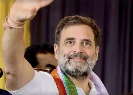 कोर्ट में सरेंडर करने पहुंचे राहुल गांधी के साथ क्या जज ने ली सेल्फी? ये है वायरल तस्वीर का सच