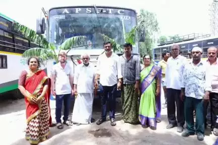 మార్కాపురం: మార్కాపురం ఆర్టీసీ బస్టాండ్ ఆవరణలో నూతన రెండు ఏపీఎస్ఆర్టీసీ బస్సులను ప్రారంభించిన ఎమ్మెల్యే నారాయణరెడ్డి