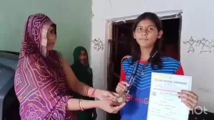 मैनपुरी: प्रियांशी यादव ने नेशनल लेवल की कुश्ती में गोल्ड मेडल जीतकर मैनपुरी का नाम रोशन किया
