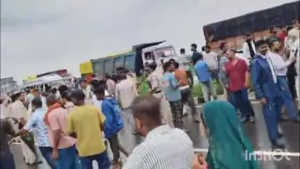 कटनी नगर: ट्रक चालकों का आरोप: RTO पर अवैध वसूली और मारपीट, NH-30 किया जाम