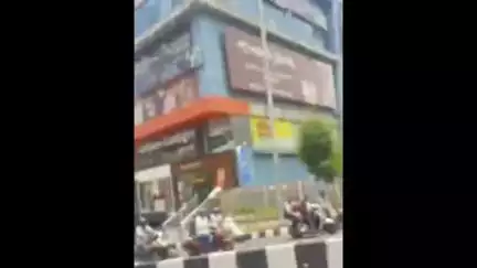 విశాఖపట్నం: విశాఖ సిరిపురం కూడలి వద్ద రోడ్డు ప్రమాదంలో డివైడర్ను ఢీకొన్న ఓ తార్ వాహనం. స్వల్ప వ్యవధి స్తంభించిన ట్రాఫిక్