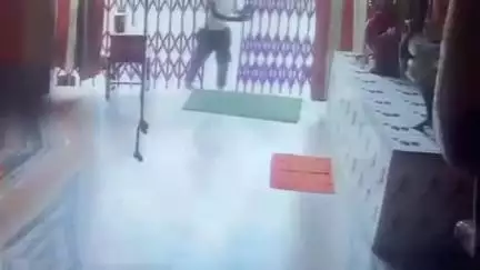 अमरोहा: अमरोहा में चोर का कारनामा, गांव इमली वाली मढैया में युवक ने मंदिर से चोरी कर भगवान से मांगी माफी