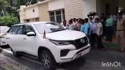 लखीमपुर: पीडब्ल्यूडी गेस्टहाउस में कृषि मंत्री ने खाद तस्करी पर कसा शिकंजा, प्रेस वार्ता में बोले- दोषियों पर होगी कड़ी कार्रवाई
