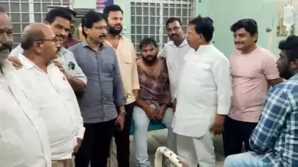 శ్రీకాకుళం: ఏ సంబంధము లేని తమ వారిని అరెస్టు ఎట్లా చేస్తారని పోలీసులతో వాగ్వాదానికి దిగిన మాజీ మంత్రి సీదిరి అప్పలరాజు