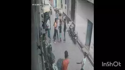 कोल: नगला मेहताब में रास्ते में दबंग ने युवक के चेहरे पर ब्लेड से किया हमला, CCTV आया सामने