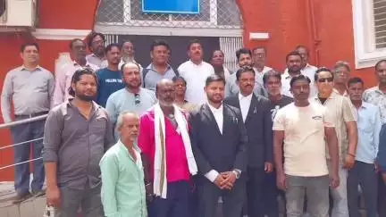 जबलपुर: सड़क व्यवस्था से परेशान कॉलोनी वासियों ने महापौर को सौंपा ज्ञापन
