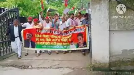 हमीरपुर: सपा ने स्कूल बंद करने के विरोध में जुलूस निकालकर मौदहा तहसीलदार को ज्ञापन सौंपा