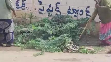 బేతంచర్ల శ్రీనగర్ కాలనీలో చెత్తాచెదారం వేయరాదని కాలనీ వాసులను హెచ్చరించిన కమిషనర్ హరిప్రసాద్