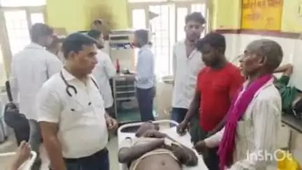 लक्ष्मण गंज निवासी एक व्यक्ति को खेत में काम करते समय जहरीले सांप ने काटा, हालत गंभीर, जिला अस्पताल में कराया गया भर्ती