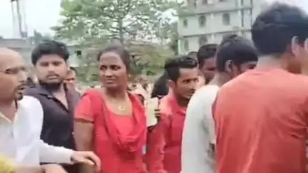 डुमरा: बसवरिया रेलवे गुमटी पर बड़ा हादसा, ट्रेन से कटकर एक व्यक्ति जख्मी