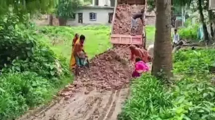 হরিহরপাড়া: প্রদীপডাঙায় বেহাল রাস্তা সংস্কারে বিধায়কের উদ্যোগ, খুশি এলাকাবাসী