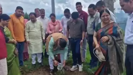 पौड़ी: कैबिनेट मंत्री डॉ धन सिंह रावत ने सर्किट हाउस परिसर में वृक्षारोपण किया, पर्यावरण संरक्षण का दिया संदेश