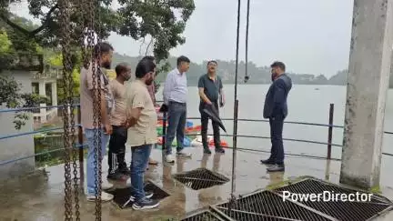 नैनीताल: भीमताल में फैली सीवर संबंधित अव्यवस्थाओं का एसडीएम नवाजिश खालिक ने किया निरीक्षण, अध्ययन कर रिपोर्ट पेश करने को कहा