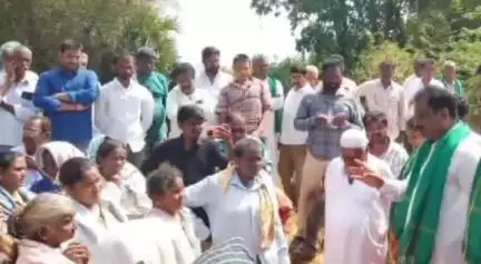 కరేడులో పర్యటించిన వైసీపీ నేతలు...
