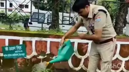 देहरादून: एसएसपी ने टीम के साथ पुलिस लाइन देहरादून में वृक्षारोपण किया, पर्यावरण संरक्षण का दिया संदेश