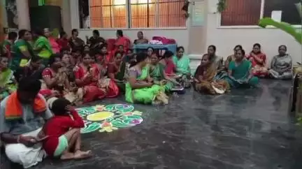 ಹೊಸಪೇಟೆ: ಪಟ್ಟಣದ ಶ್ರೀ ಕನ್ನಿಕ ಪರಮೇಶ್ವರಿ ದೇವಸ್ಥಾನದಲ್ಲಿ ಪಲ್ಲಕ್ಕಿ ಉತ್ಸವ ಕಾರ್ಯಕ್ರಮ