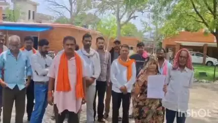 उरई: कुठोद थाना पुलिस पर युवक को फर्जी मुकदमे में फंसाकर जेल भेजने और ₹50,000 रिश्वत मांगने का आरोप, SP से की शिकायत