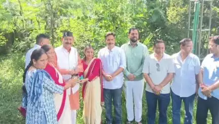 डोईवाला: डोईवाला विधायक बृजभूषण गैरोला ने जॉलीग्रांट स्थित विद्यालय में किया वृक्षारोपण