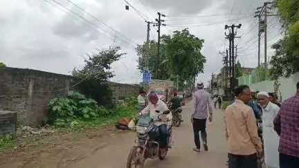 बुरहानपुर नगर: बुरहानपुर: राजेंद्र प्रसाद वार्ड में करंट लगने से घोड़े की मौत, वीडियो वायरल