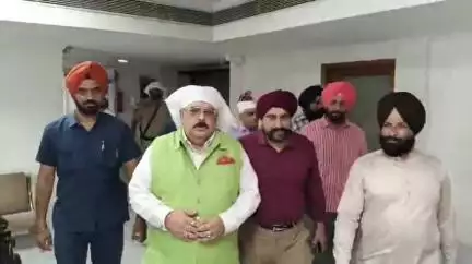 ਅੰਮ੍ਰਿਤਸਰ 2: ਐਸਜੀਪੀਸੀ ਦਫਤਰ ਪਹੁੰਚੇ ਸਾਬਕਾ ਰਾਜ ਸਭਾ ਮੈਂਬਰ ਸਵੇਤ ਮਲਿਕ ਐਜੀਪੀਸੀ ਦੇ ਪ੍ਰਧਾਨ ਨਾਲ ਕੀਤੀ ਮੁਲਾਕਾਤ