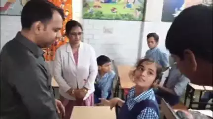मंडला: डिंडोरी रोड स्थित तनख्वाह मेमोरियल स्कूल में कलेक्टर सोमेश मिश्रा ने दिव्यांग बच्चों संग किया पौधारोपण
