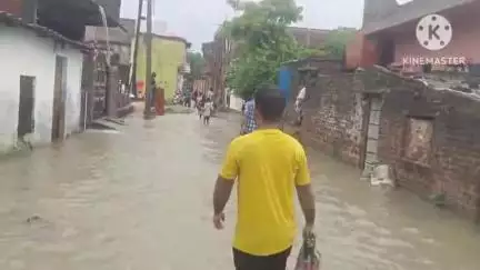 चैनपुर: चैनपुर में मूसलाधार बारिश से जनजीवन अस्त-व्यस्त, कई घरों में घुसा बाढ़ का पानी
