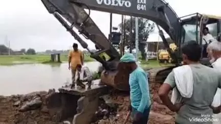 लालगंज: पब्लिक ऐप द्वारा प्रसारित खबर का असर, बामी गांव के महुअरिया बस्ती में पोकलैंड लेकर पहुंचे डीबीएल के अधिकारी