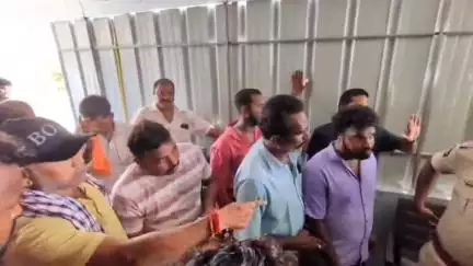 శ్రీకాకుళం: వైద్యుల నిర్లక్ష్యంతో ఇన్నేసుపేట గ్రామానికి చెందిన వ్యక్తి మృతి చెందాడంటూ పట్టణంలోని ఆసుపత్రిలో కుటంబసభ్యుల ఆందోళన