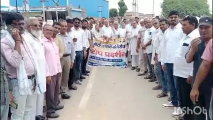 चूरू: कलेक्ट्रेट के आगे कांग्रेस ने बिजली के स्मार्ट मीटर लगाने के विरोध में किया प्रदर्शन, जिला कलेक्टर को दिया ज्ञापन