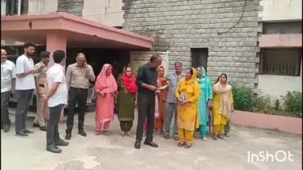 हमीरपुर: महिला मंडल कोठी ने मंडी में आपदा पीड़ितों के लिए भेजी खाद्य सामग्री, डीसी ने हरी झंडी देकर किया रवाना