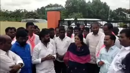 వికారాబాద్: మర్పల్లి KGBV హాస్టల్‌ను సందర్శించిన మాజీ ఎమ్మెల్యే ఆనంద్, DEO రేణుక దేవి