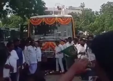దేవరకొండ: దేవరకొండ నుంచి వైజాగ్ కాలనీకి ఎక్స్‌ప్రెస్‌ బస్సును ప్రారంభించిన ఎమ్మెల్యే బాలు నాయక్