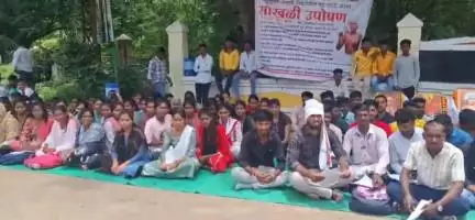 हिंगोली: अनुसूचित जमातीची रिक्त पदे तात्काळ भरा, आदिवासी युवक कल्याण संघाचे जिल्हाधिकारी कार्यालयासमोर साखळी उपोषण