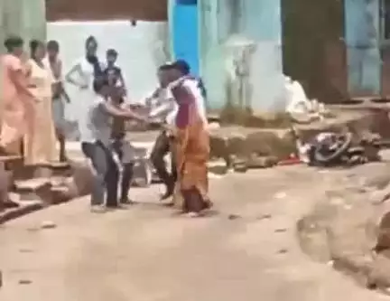 निवाड़ी: दुमदुमा निवासी दामोदर अहिरवार ने गांव के लोगों पर लाठी-डंडों से मारपीट का आरोप लगाया, वीडियो वायरल
