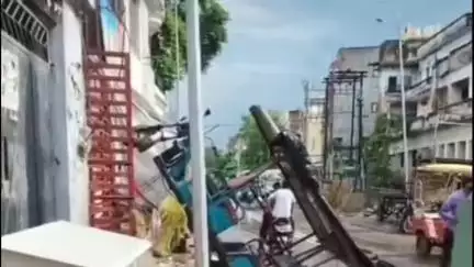 सत्तीचौरा के पास प्लाई लादकर जा रहा ई-रिक्शा अनियंत्रित होकर पलटा, वीडियो हुआ वायरल