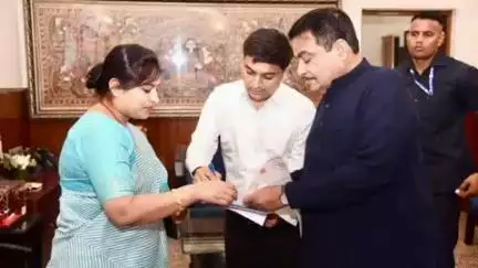 खुर्जा: केंद्रीय सड़क परिवहन एवं राष्ट्रीय राजमार्ग मंत्री से विधायक ने की मुलाकात, खुर्जा को मिलेगा मिनी बाईपास