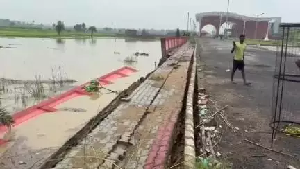 गोड्डा: लगातार बारिश से गोड्डा रेलवे स्टेशन की चारदीवारी ढही