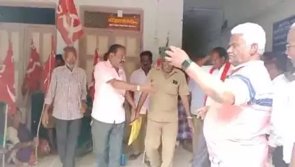 திருப்பத்தூர்: நகராட்சி நிர்வாகத்தின் சீர்கேடுகளை கண்டித்து துப்புரவு பணியாளர்கள் நகராட்சி அலுவலகத்தில் காத்திருப்பு போராட்டம்