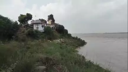 बैरिया: तहसील क्षेत्र से गुजरने वाली गंगा नदी का जलस्तर खतरा बिंदु के पार, सरयू नदी खतरे के बिंदु से मामूली नीचे