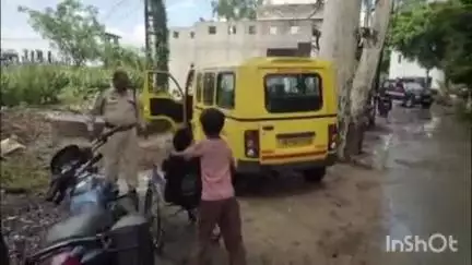 हरचंदपुर में पीटीओ रेहाना बानो ने कार्रवाई करते हुए दो स्कूली वाहनों को किया सीज