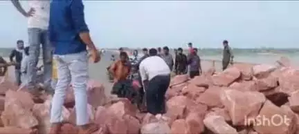 औरैया: देवकली चौकी के समीप यमुना पुल किया गया बंद, मार्ग अवरुद्ध करने के लिए डाले गए पत्थरों से गुजरते दिखे लोग
